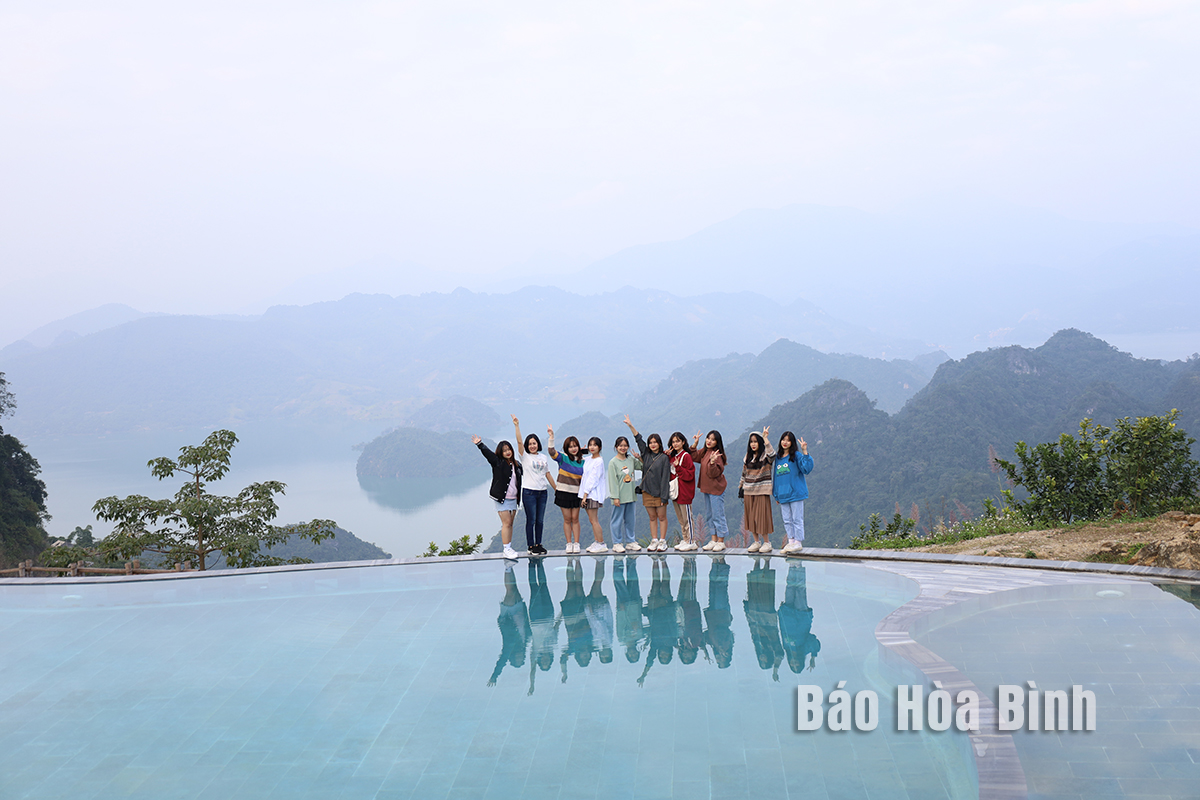 Hoa Binh Lake attracts tourists