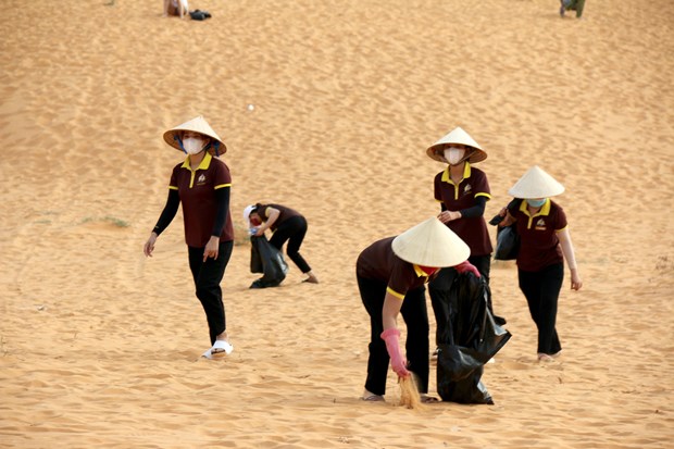 Ra quân vệ sinh môi trường đón Năm Du lịch quốc gia 2023 “Bình Thuận - Hội tụ xanh”