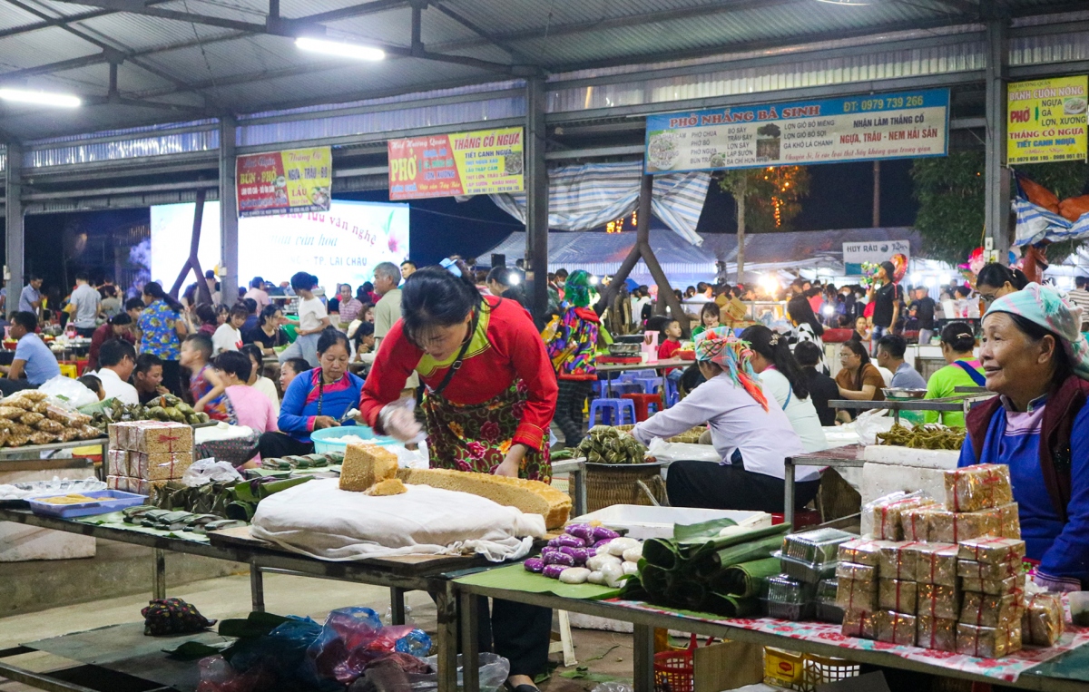 Độc đáo chợ San Thàng - bức tranh văn hóa rực rỡ của Lai Châu