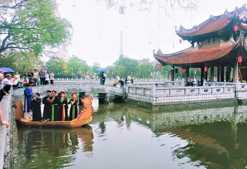 Bắc Ninh: Quan họ đưa chân du khách về với đền Đô