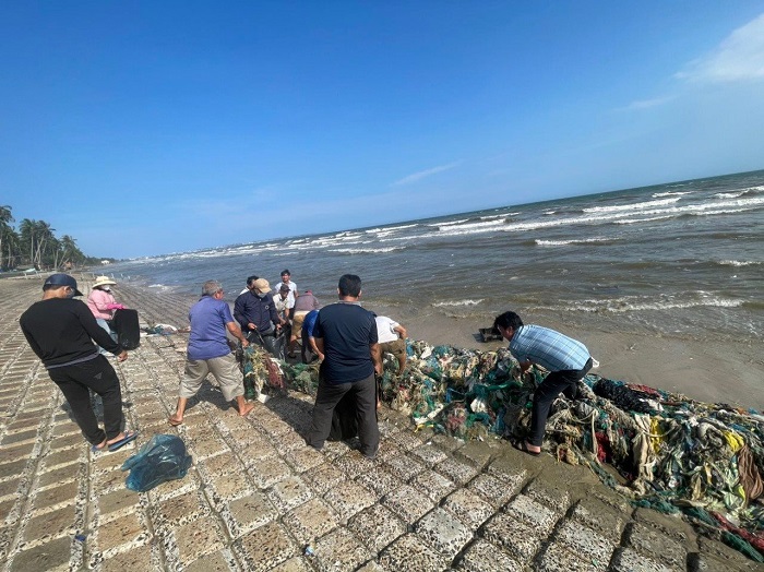 Chung tay làm sạch môi trường biển Hàm Tiến – Mũi Né (Bình Thuận)