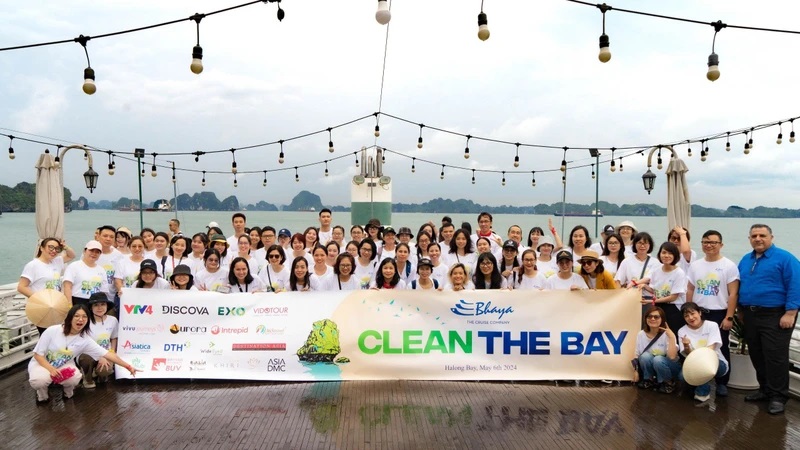 Hơn 100 tình nguyện viên góp sức làm xanh, sạch Vịnh Hạ Long (Quảng Ninh)