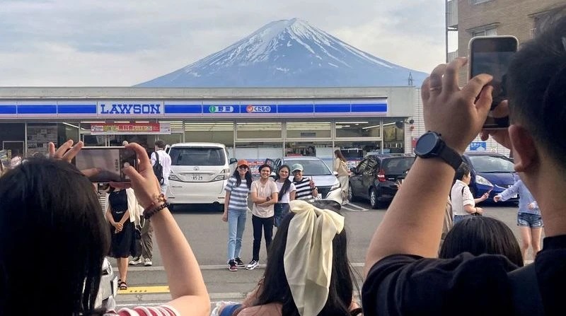 Ứng phó du lịch “xấu xí”, thị trấn Nhật Bản dựng rào chắn ngăn du khách chụp ảnh núi Phú Sĩ