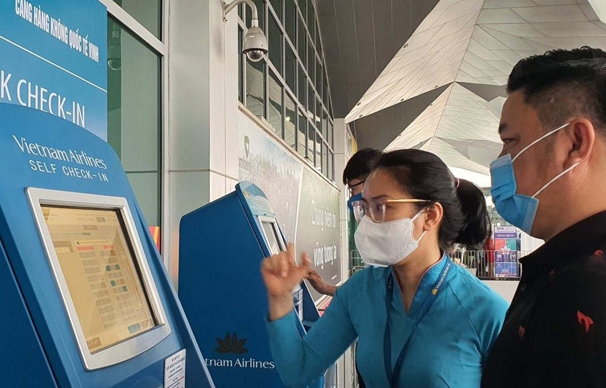 Vietnam Airlines launches check-in online service at Phu Bai Airport