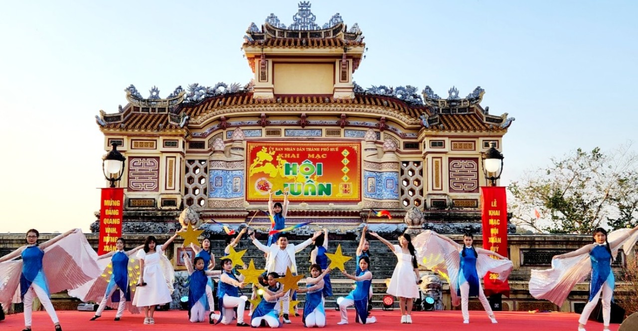 Spring Festival 2023 opened in Thua Thien Hue - Môi trường Du lịch