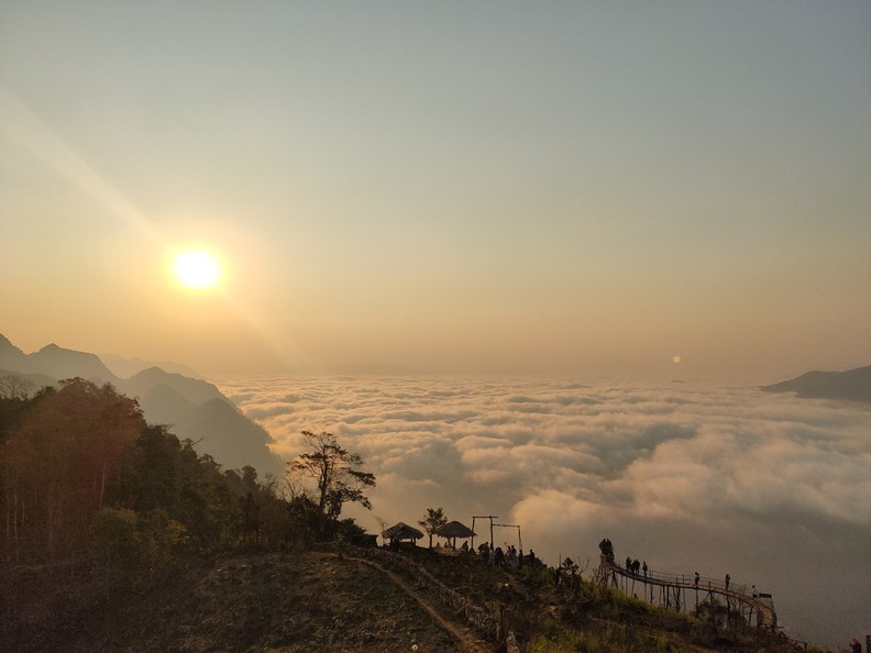 “Hunting” clouds in Hoa Binh Province’s mountainous commune