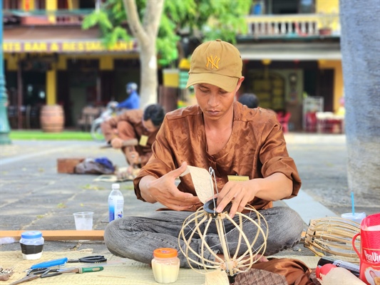 Hoi An - towards a creative city: Preserving the "living space" of crafts