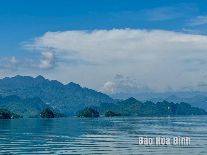 Hoa Binh Lake area forms attractive tourist destination