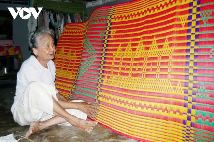 Hundred-year-old sedge mat weaving craft in Tra Vinh