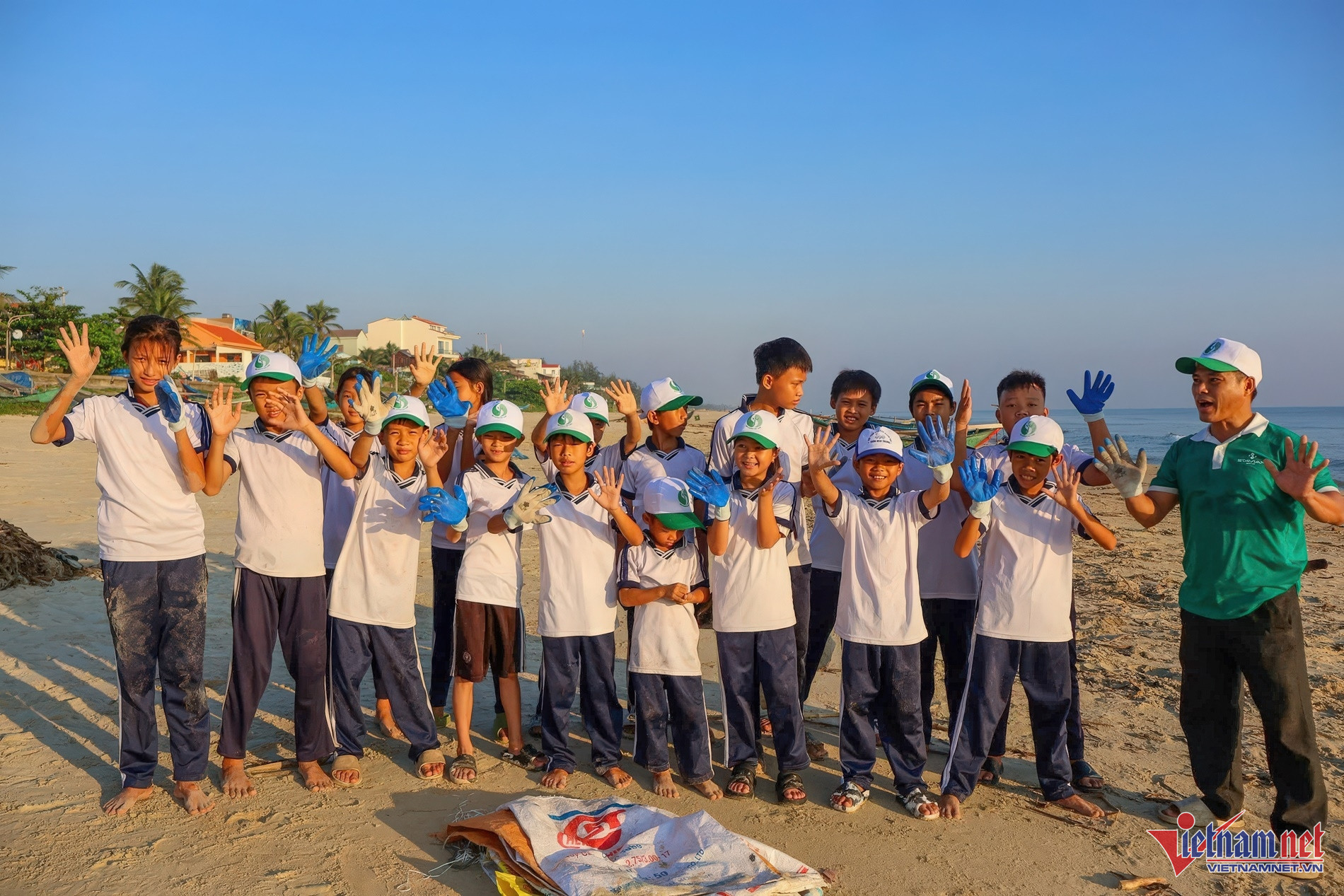 Quang Nam’s “Green Kid Team” cleans beaches, spreads environmental awareness