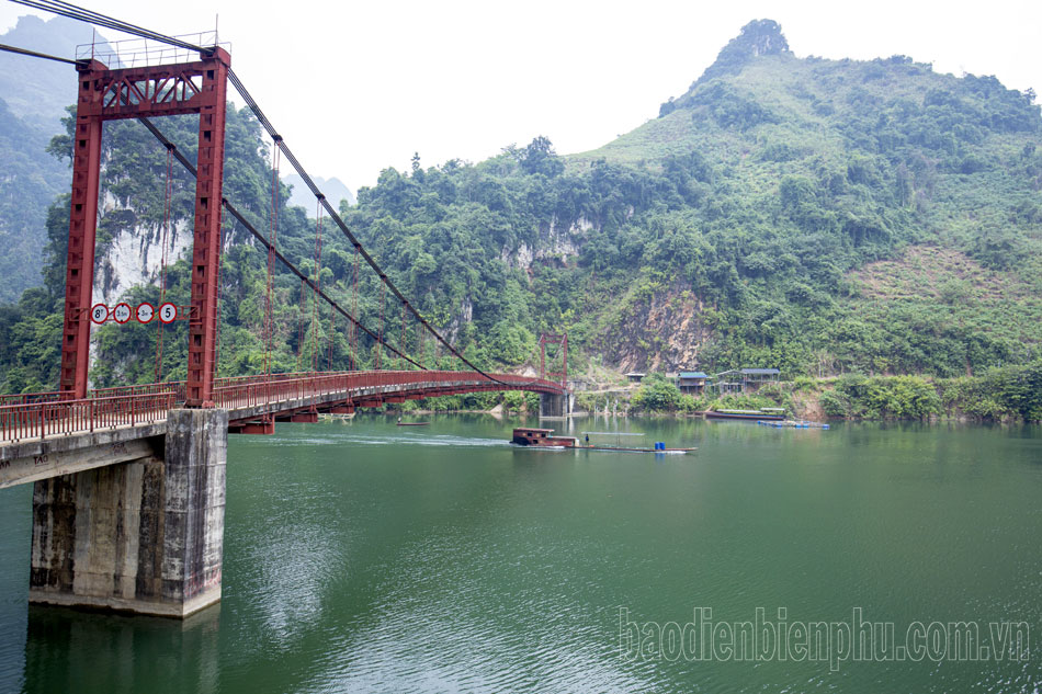 A new life by Pa Phong Bridge in Dien Bien