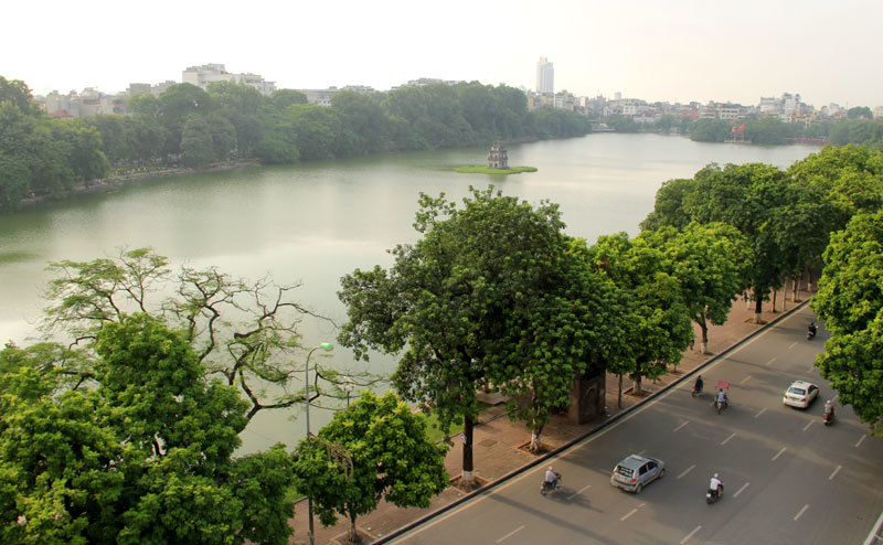 Ha Noi plans to restrict polluting vehicles around Hoan Kiem Lake