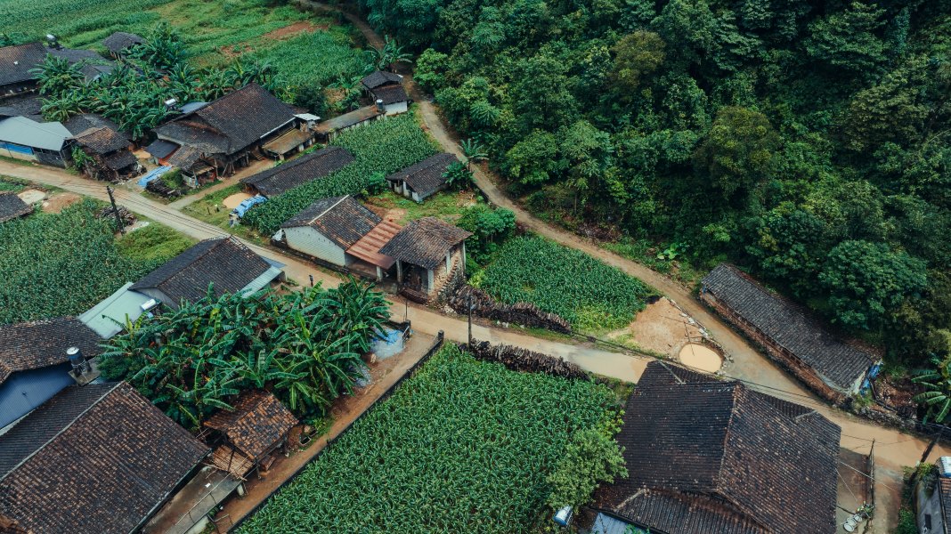 The upland village that makes yin-yang tiles