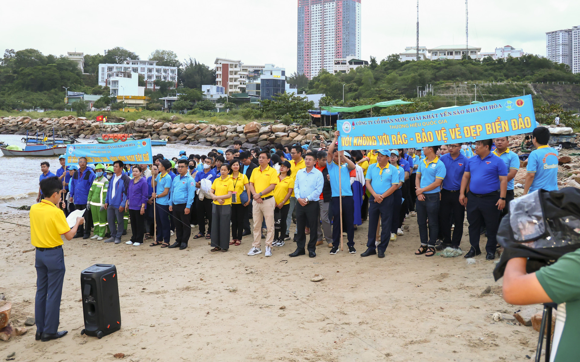 Beach clean-up activity of Nha Trang Night Run Sanvinest - Khanh Hoa Newspaper 2024