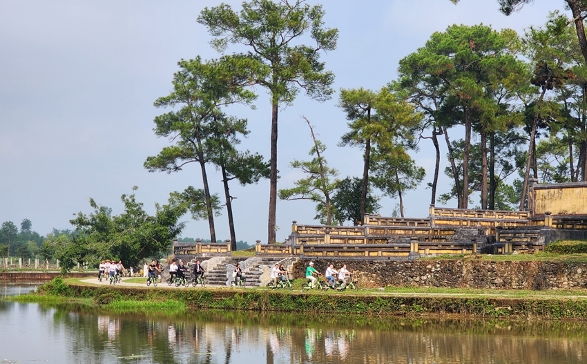Thua Thien Hue: Twenty electric bikes delivered and put into operation at Gia Long Mausoleum