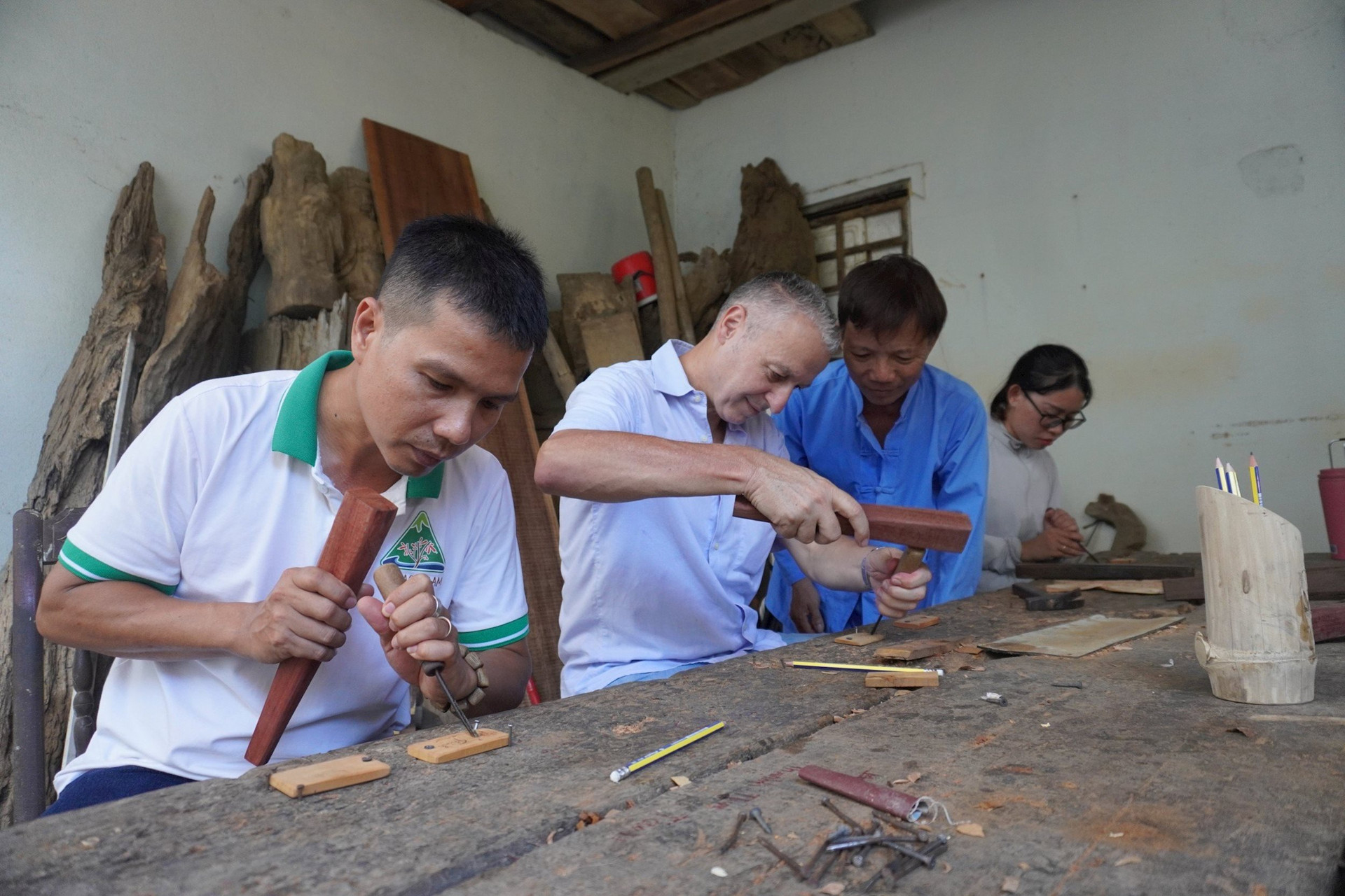 Hoi An (Quang Nam) organizes guided tours at Kim Bong carpentry village