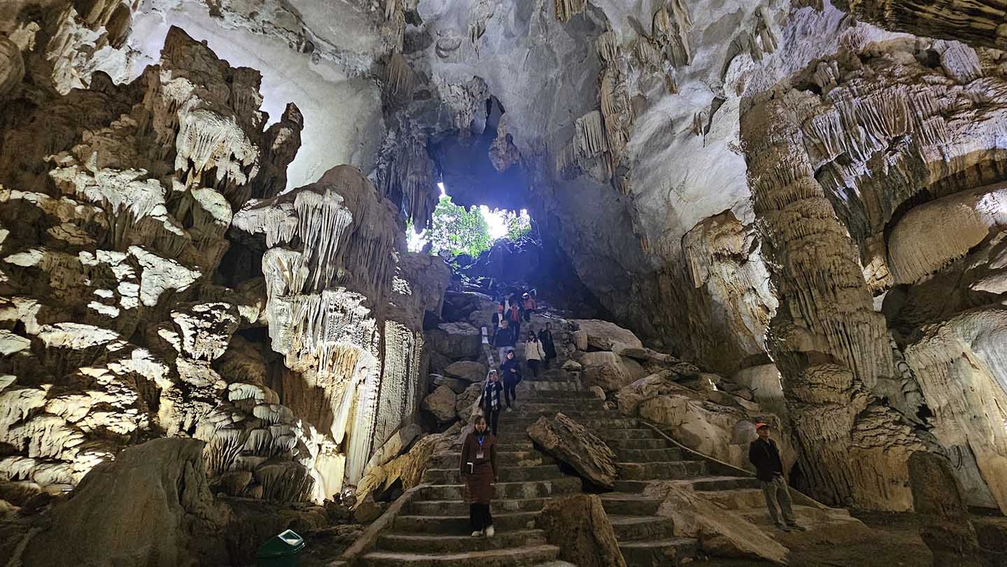 Exploring the stalactite castle in Quang Binh