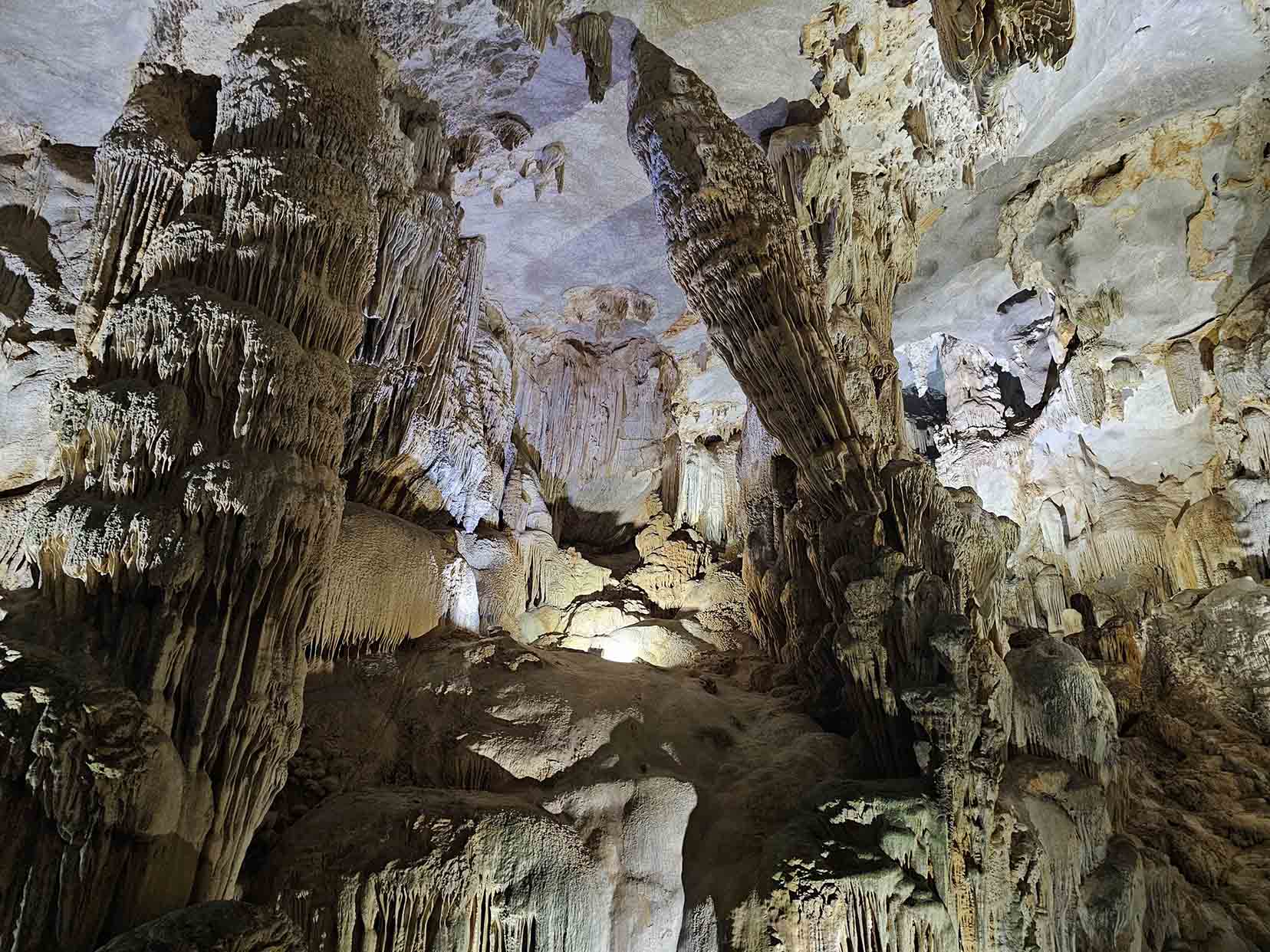 Exploring the stalactite castle in Quang Binh