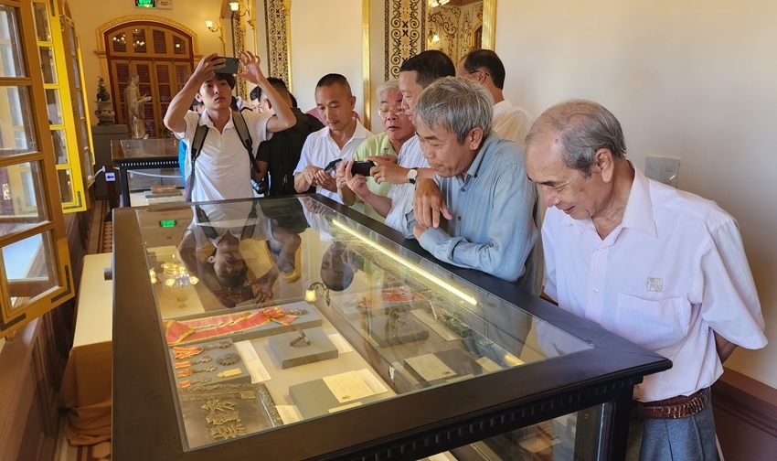 29 collectors exhibit antiquities at Kien Trung Palace in Thua Thien Hue