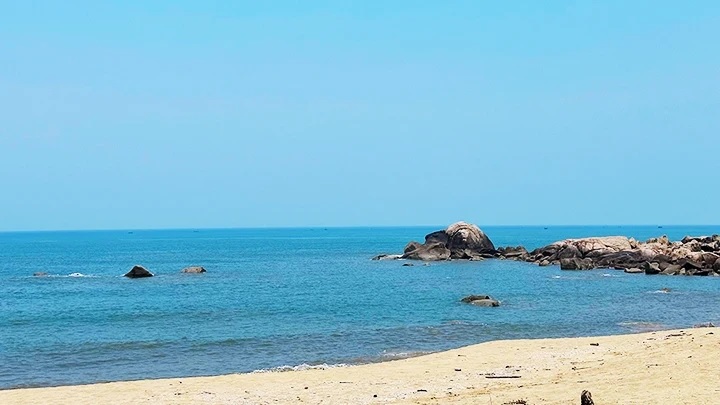 Peaceful beauty of Ky Xuan beach in Ha Tinh