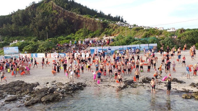 Quang Ngai: 600 athletes participate in Ly Son Cross Island swimming competition