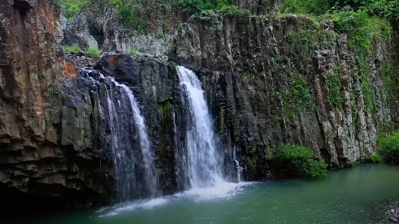 Exploring Vuc Hom Waterfall in Phu Yen Province