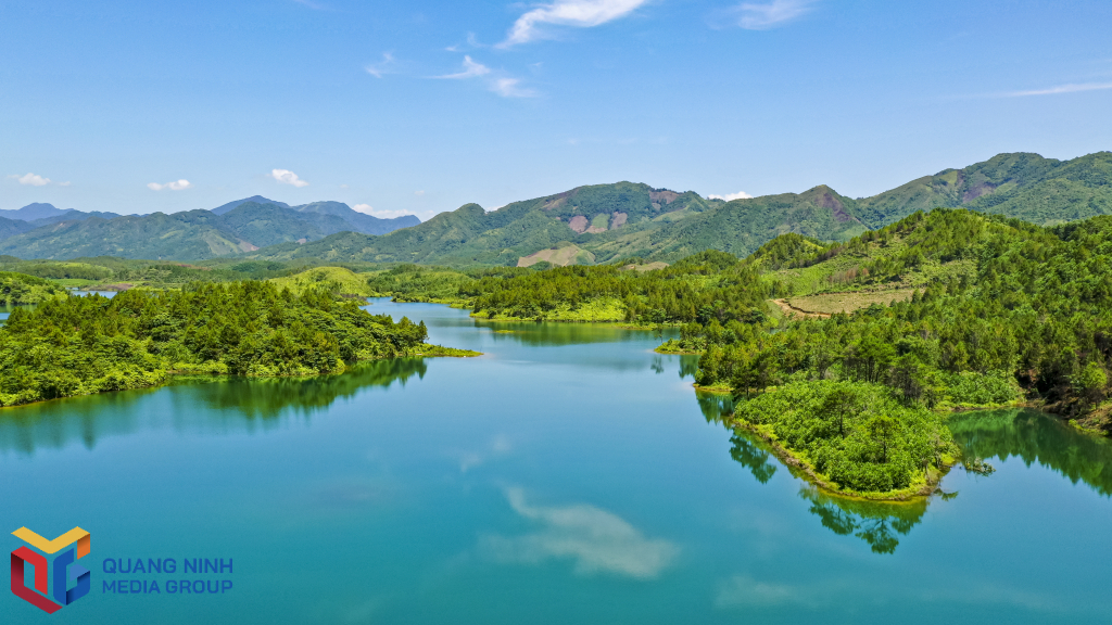 Phinh Ho lake - the "pearl" of Mong Cai city (Quang Ninh)