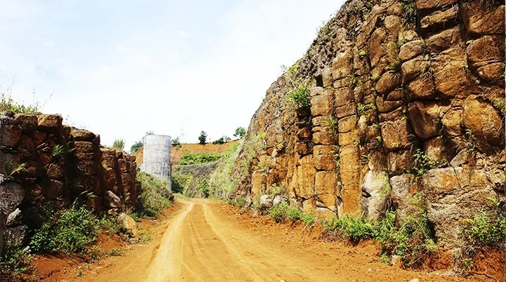 Exploring “ganh da dia” (cliff of stone plates) on mountain