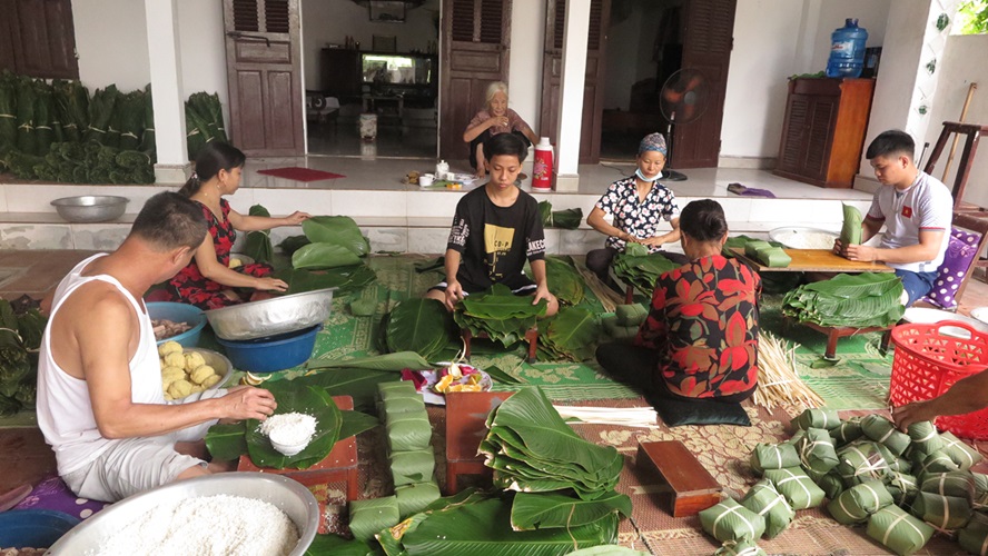 The art of making banh chung and banh giay in the land of the Hung Kings