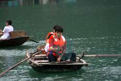 Sinh viên tham gia hành trình Ecoboat: vớt rác trên vịnh Hạ Long