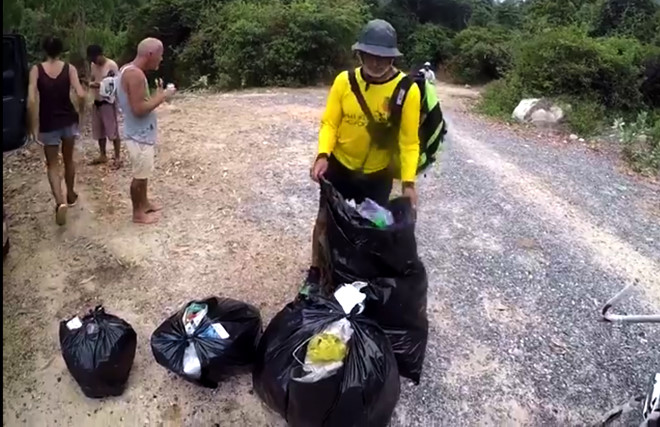 Khách Tây ngưng tham quan để dọn rác ở vườn quốc gia Núi Chúa