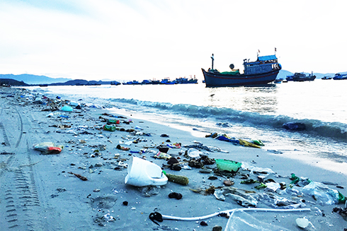 Phường Ninh Thủy: Bãi biển ô nhiễm
