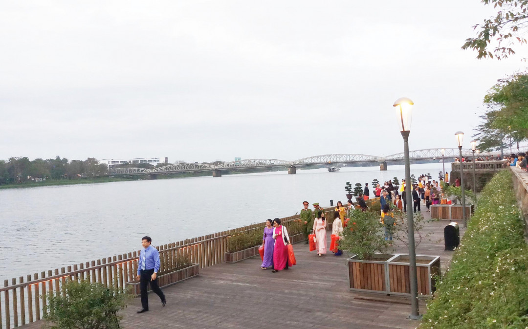 Huế: Cây cầu gỗ lim tiền tỷ trên sông Hương chính thức hoạt động 