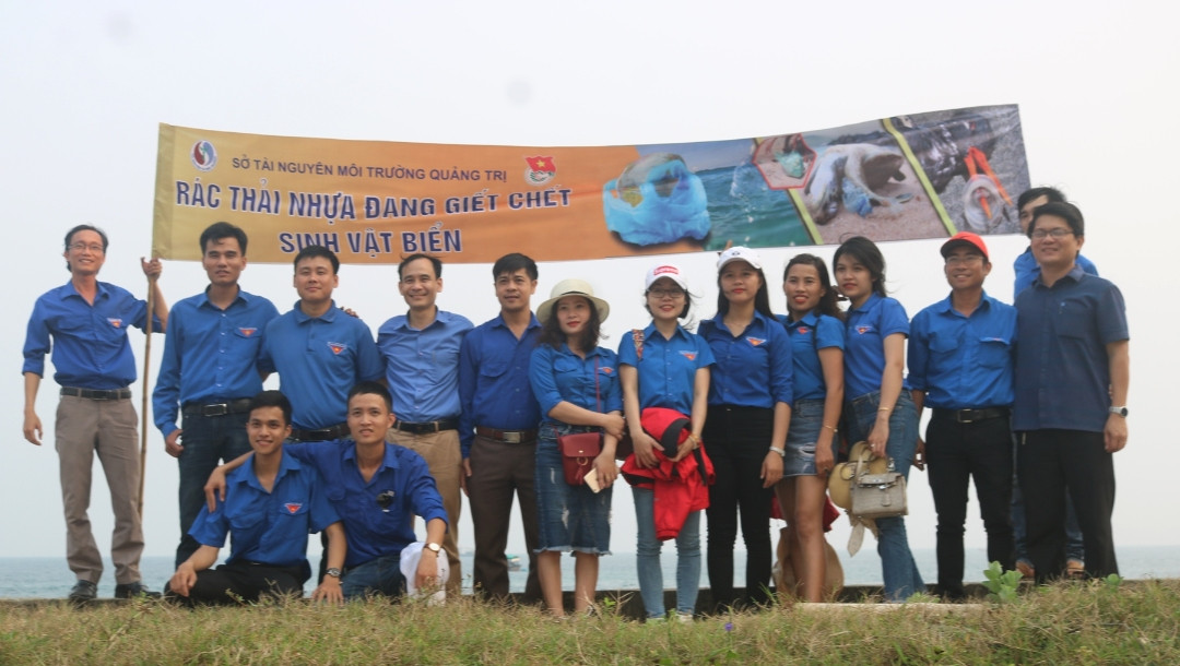Đoàn viên thanh niên Quảng Trị ra quân vệ sinh môi trường biển đảo 