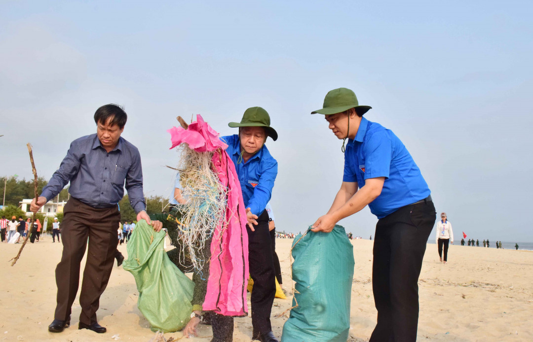 Thừa Thiên Huế: Phát động thử thách dọn rác để làm sạch môi trường 