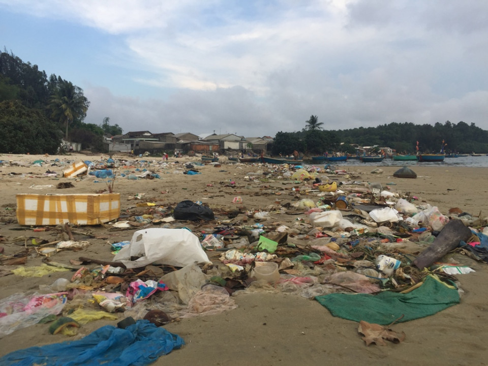 Quảng Ngãi: Rác thải “bủa vây”, gây ô nhiễm nặng nề vùng cửa biển Sa Cần 