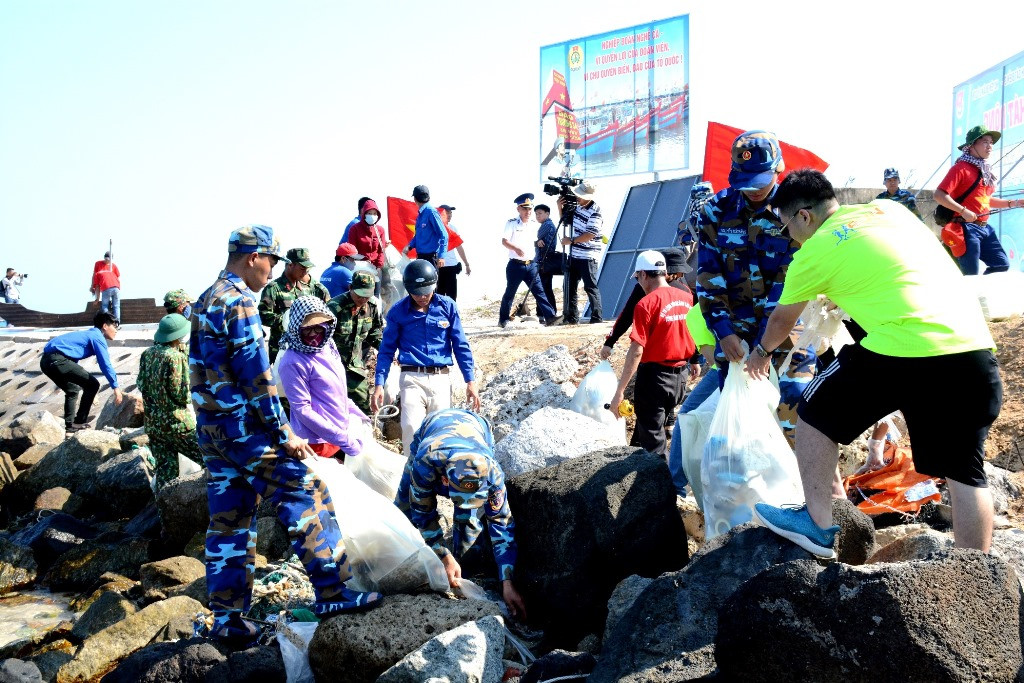 Cảnh sát biển chung tay làm sạch biển ở Lý Sơn