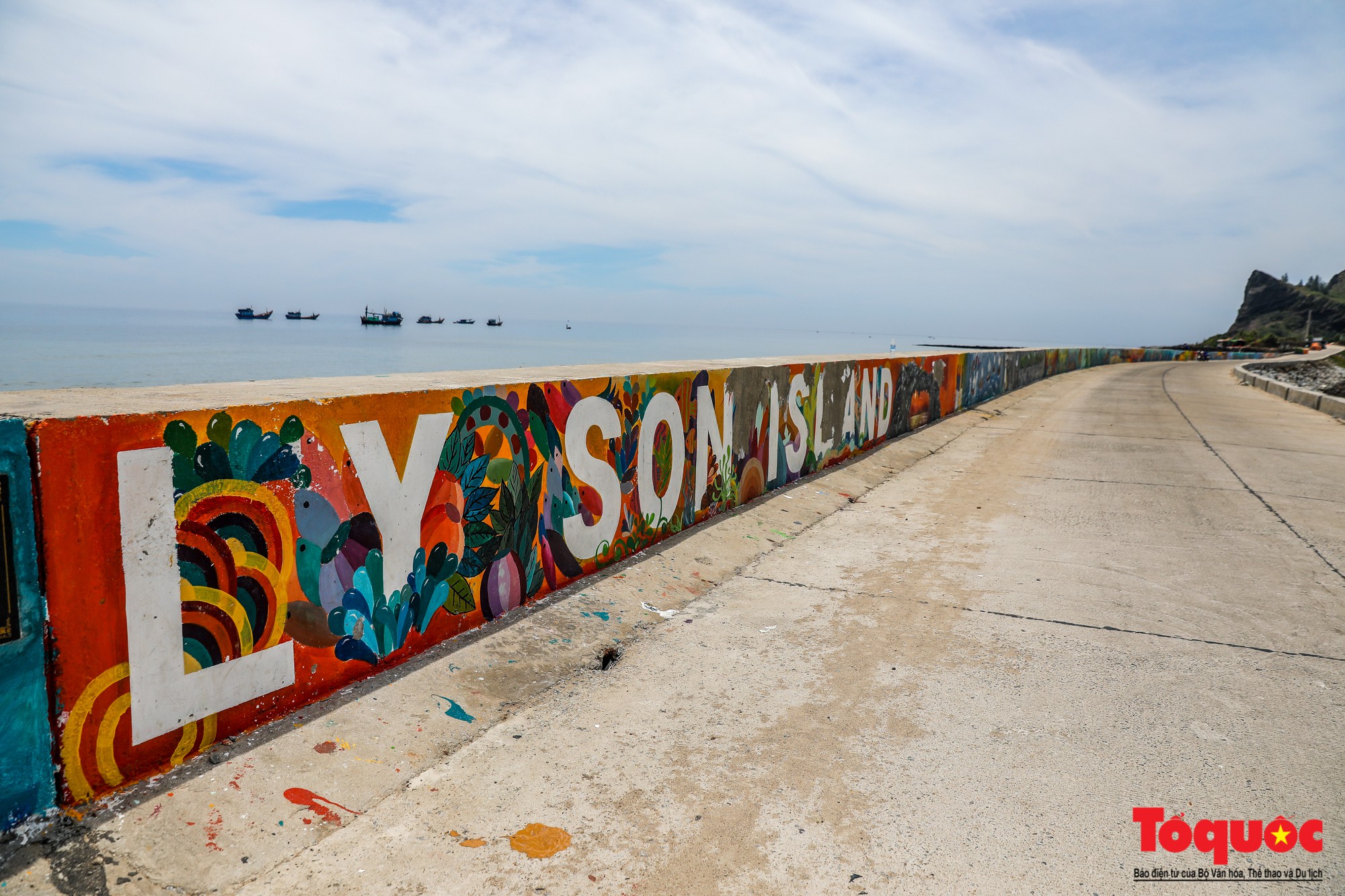 Ngắm nhìn con đường bích họa ven biển đầy sống động ở đảo Lý Sơn