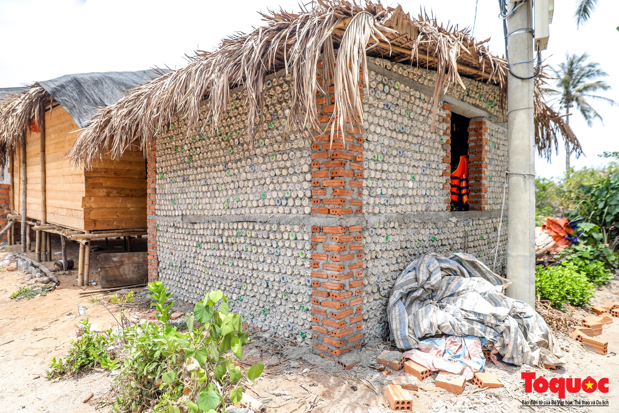 Độc đáo với ngôi nhà được làm từ hàng nghìn vỏ chai nhựa bỏ đi ở Lý Sơn