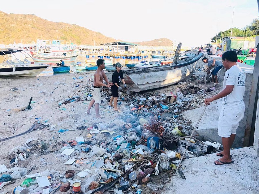 Khu du lịch vịnh Vĩnh Hy: Người dân tự nhặt rác, làm sạch rạn san hô
