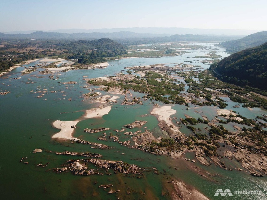 Nước sông Mekong xanh như nước biển đe dọa cuộc sống của người dân