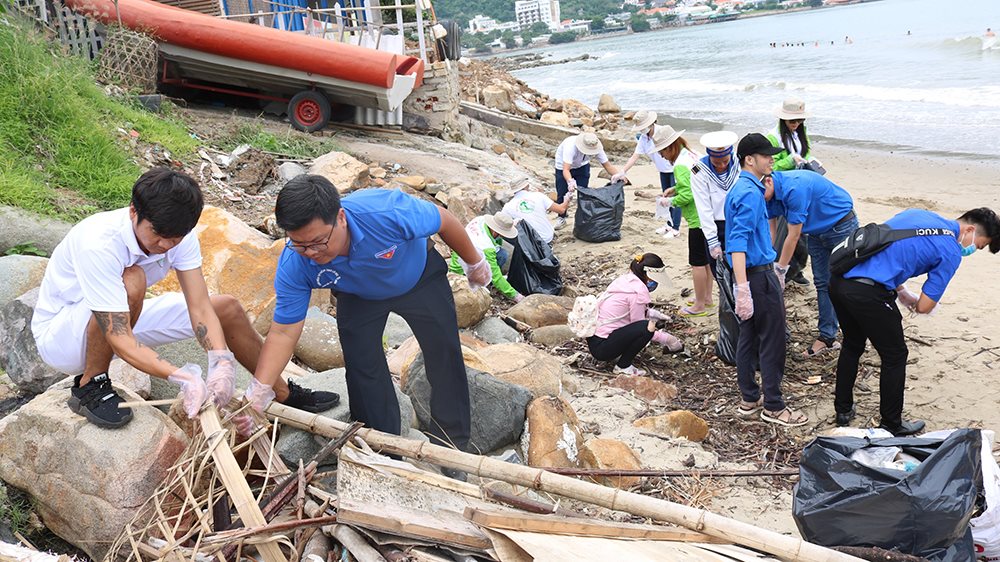 Đoàn thanh niên Sở TN&MT tỉnh Bà Rịa – Vũng Tàu: Ra quân làm sạch bờ biển
