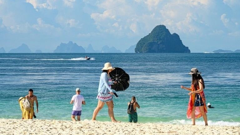Thái Lan cấm khách du lịch sử dụng kem chống nắng gây hại cho san hô