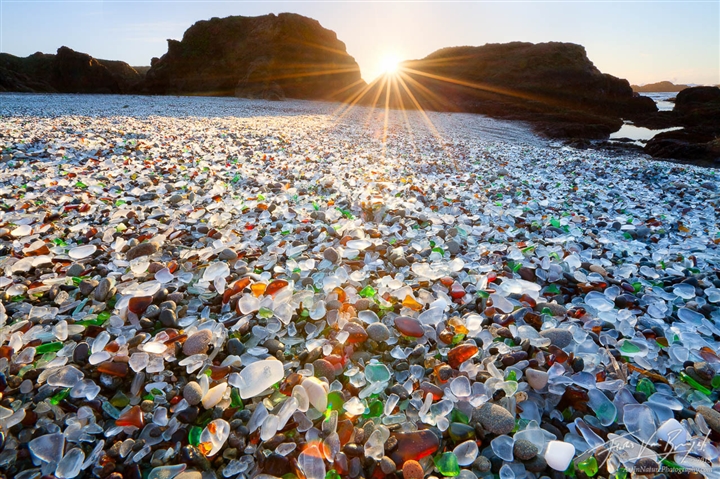 Mỹ: Bãi biển thủy tinh độc đáo được "mẹ thiên nhiên" tạo ra từ bãi rác