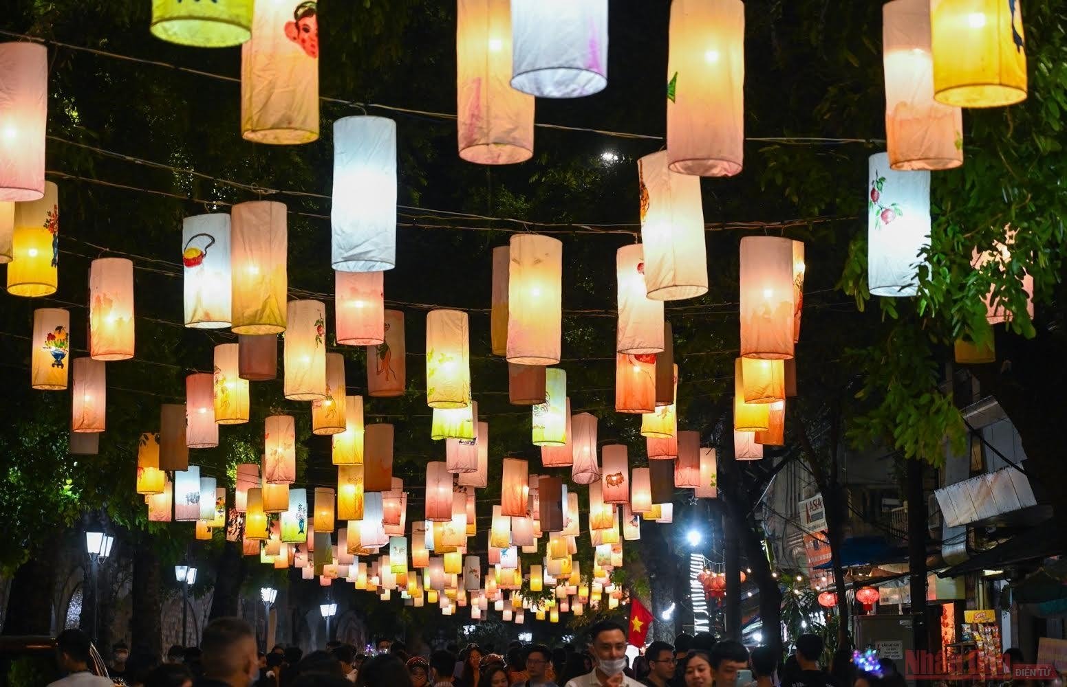 'Lanterns light up dreams' programme connects children in 7 provinces and cities