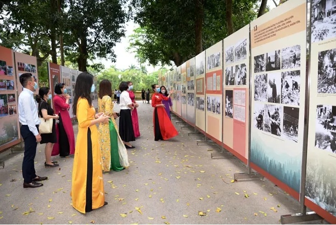 Exhibition on studying and following President Ho’s example opens in Hanoi