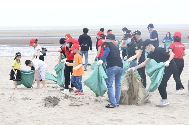 Nghệ An đồng loạt ra quân nhặt rác làm sạch biển