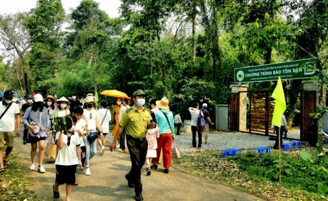 Hơn 3.000 du khách đến rừng Cúc Phương trong ngày Giỗ Tổ