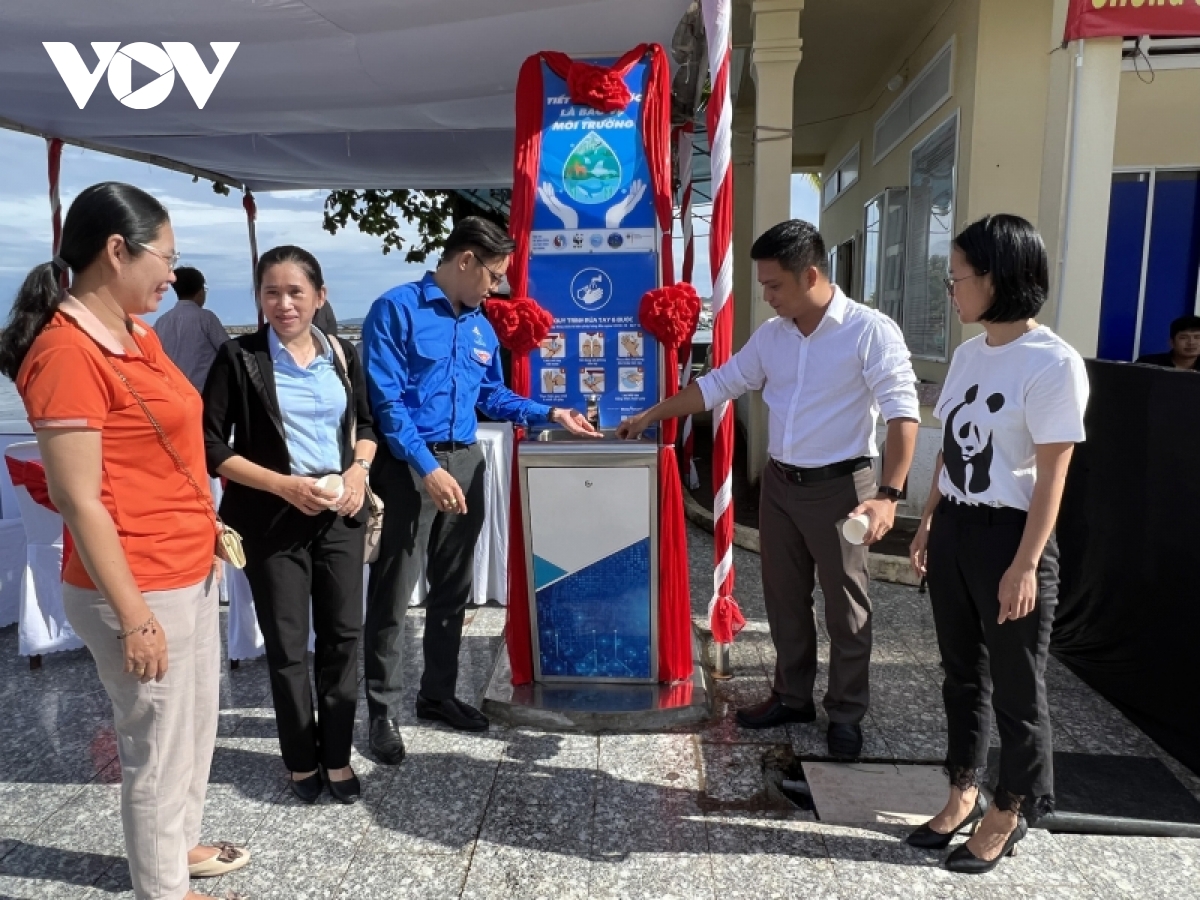 Kiên Giang: Phú Quốc ra mắt mô hình bộ thùng rác du lịch và trụ nước uống công cộng