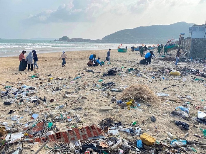 Hàng trăm bạn trẻ ở Phú Yên tham gia nhặt rác bảo vệ môi trường